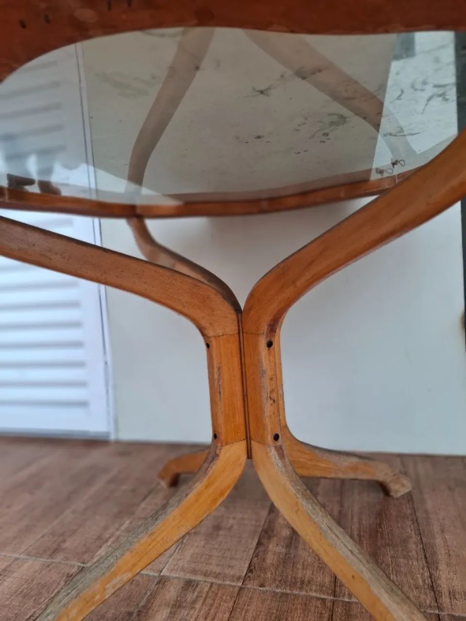 Mesa de centro em madeira com tampo de vidro - Foto 2