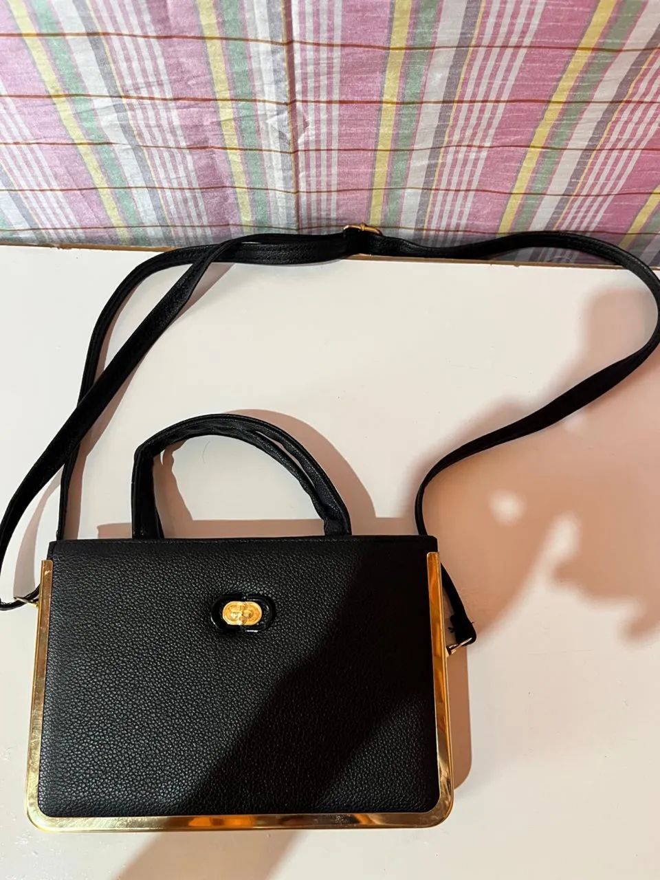 Bolsa Transversal Preta com Detalhes Dourados - Foto 2