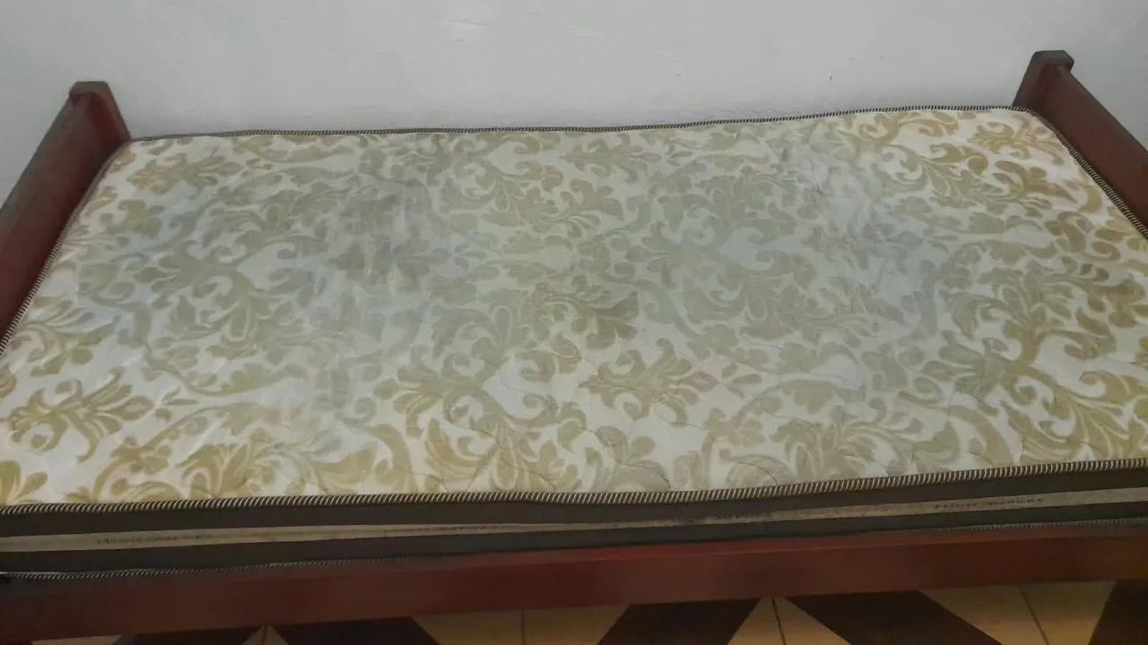 Cama de madeira + colchão com capa  - Foto 3