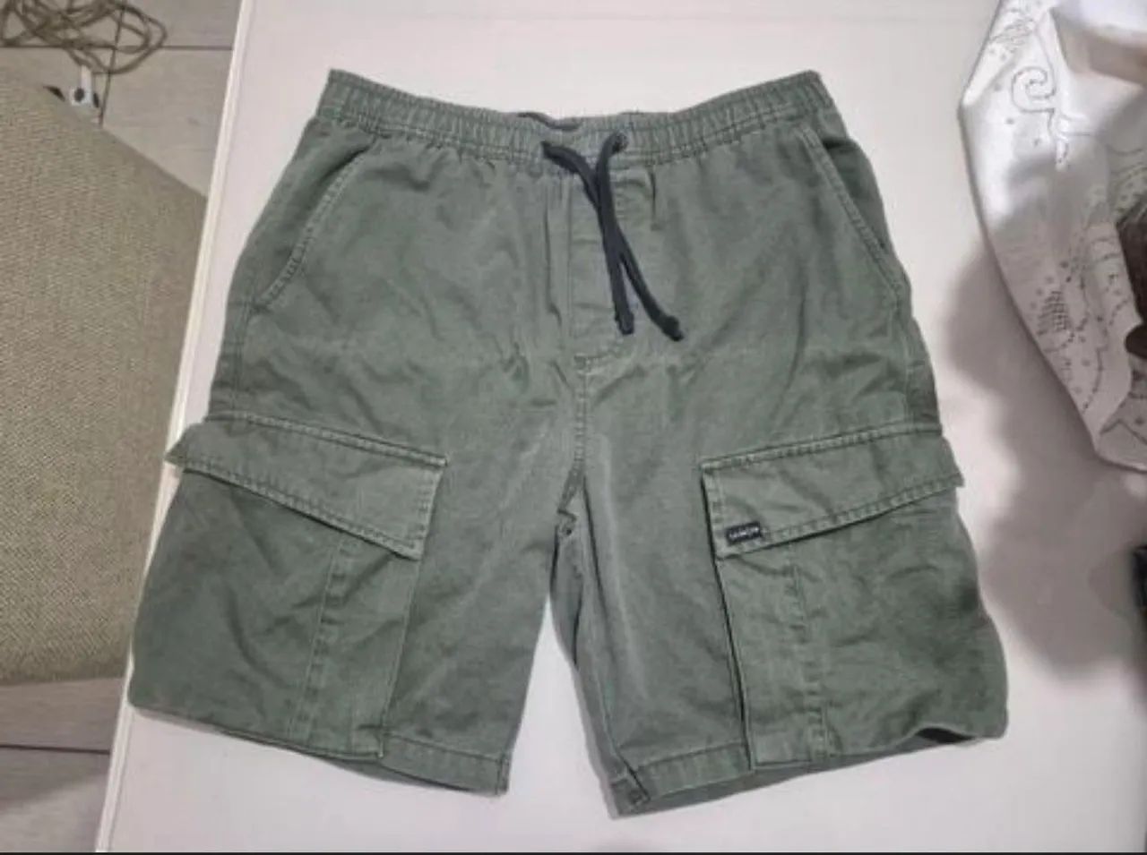 Bermuda em sarja com bolso cargo