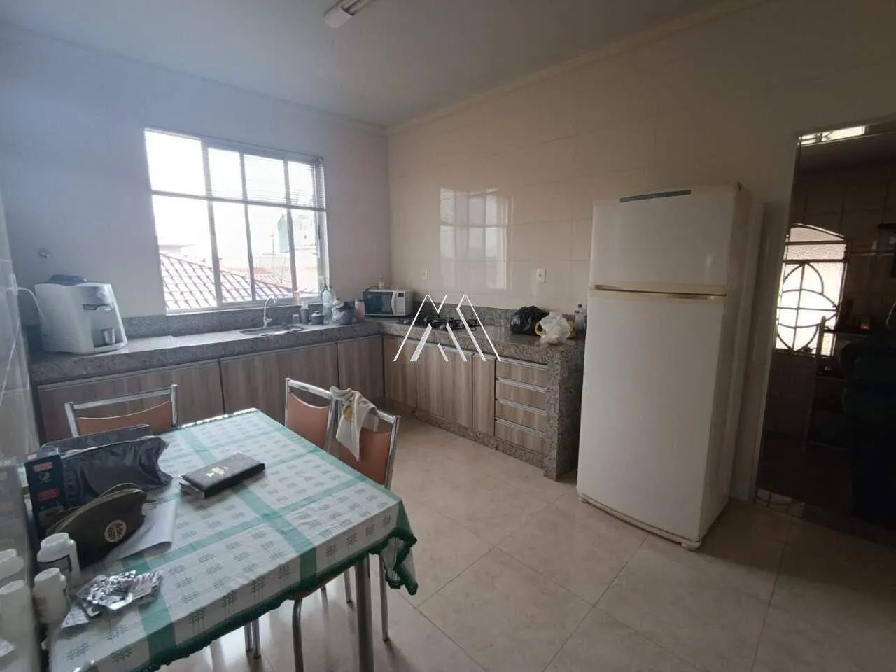 Vendo casa em Itaúna com kitnet para locação com ótima localização! - Foto 2