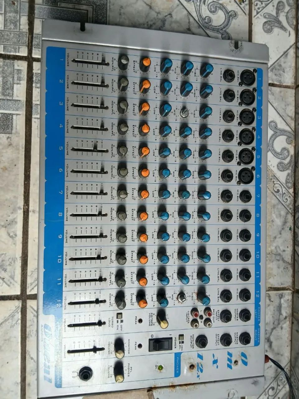 Vendo mesa de som Oneal