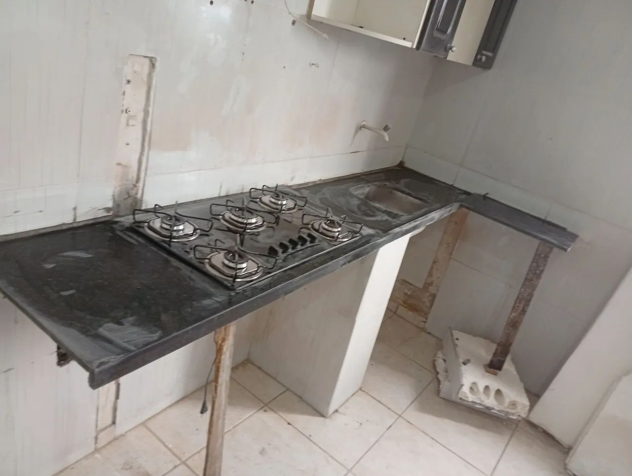 Bancada de cozinha no verde Ubatuba com complemento 