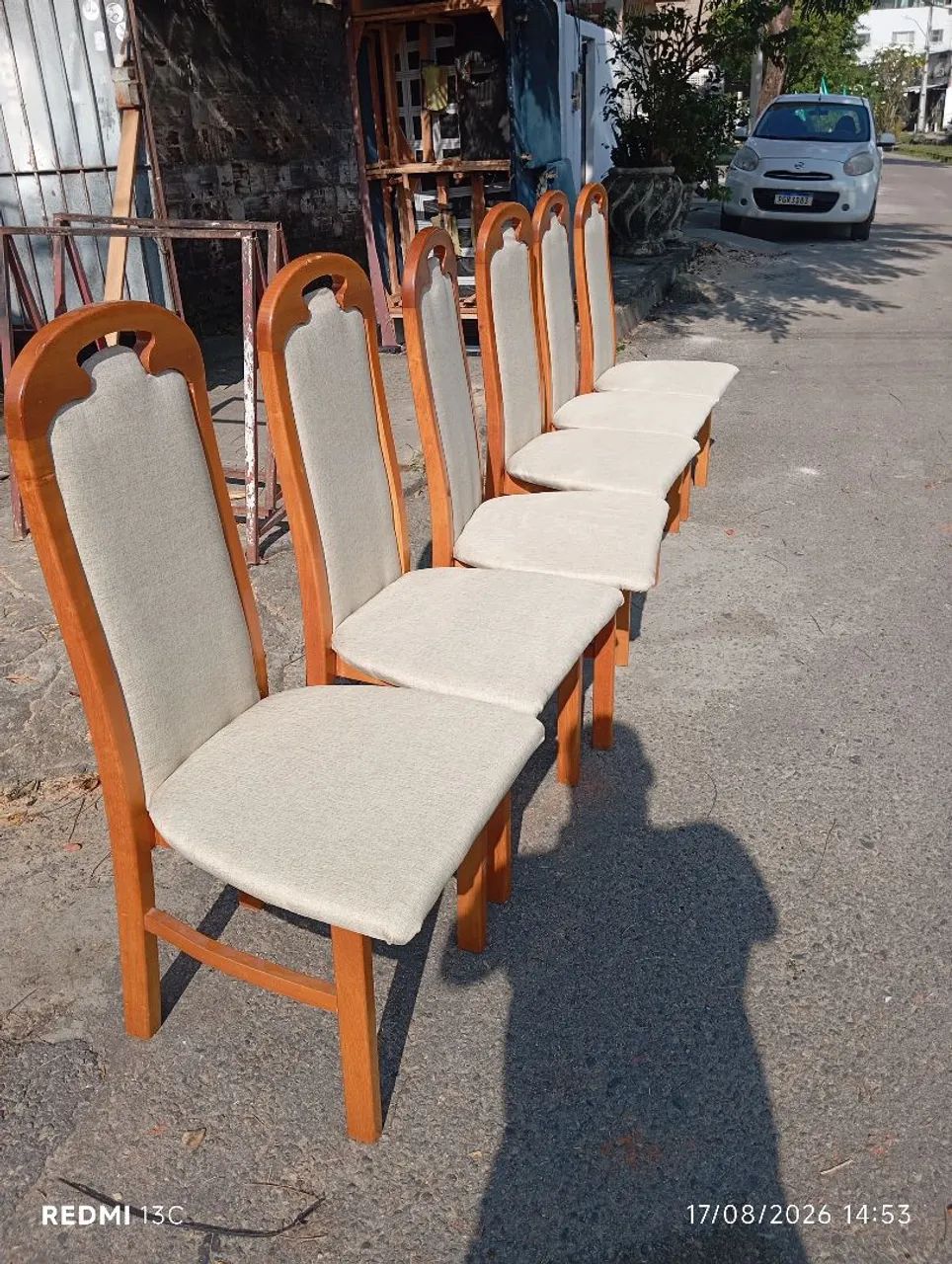 Vende se uma mesa com seis cadeiras de madeira  - Foto 3