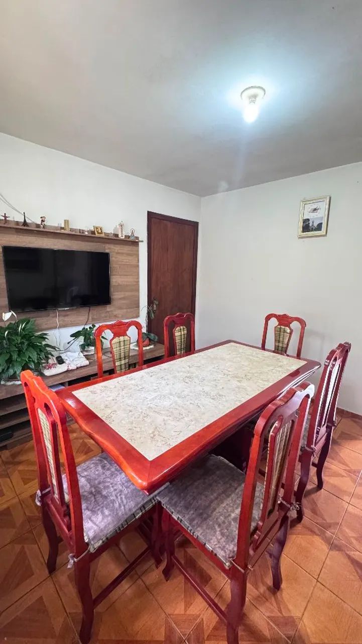 Jogo de jantar em mogno (mesa com 6 cadeiras e buffet)