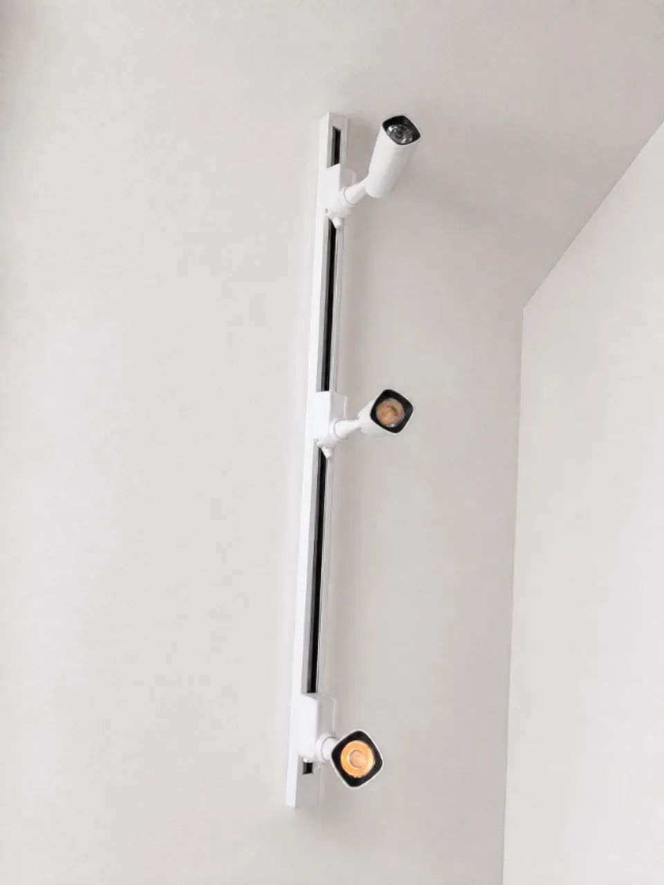 Luminária de Trilho Branca com 3 Spots Direcionáveis - Moderna - Foto 4