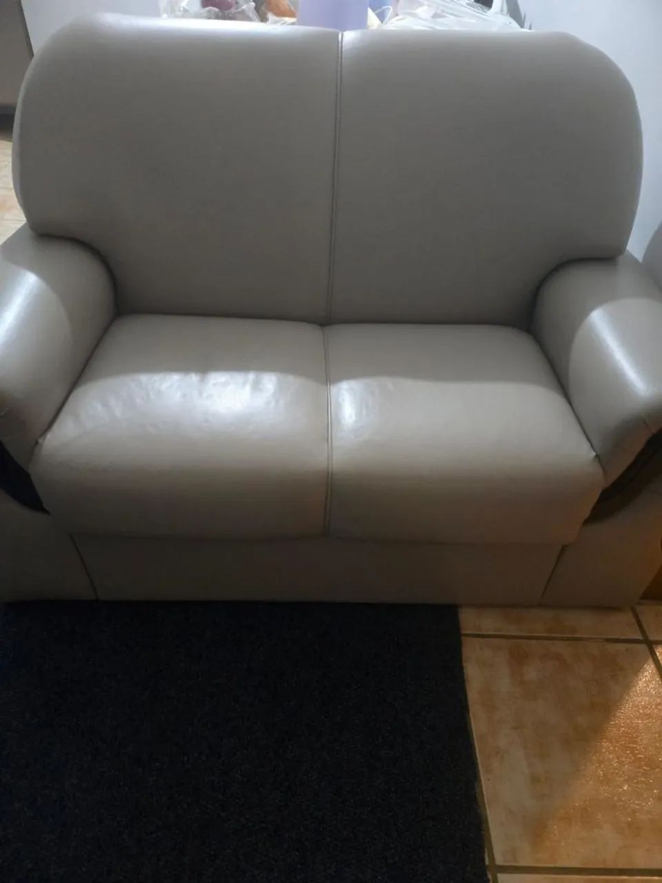 Vendo sofá dois lugares de courino - Foto 2