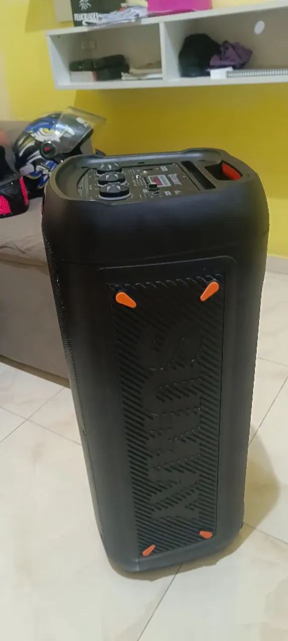 Vendo som com menos de um ano de uso .