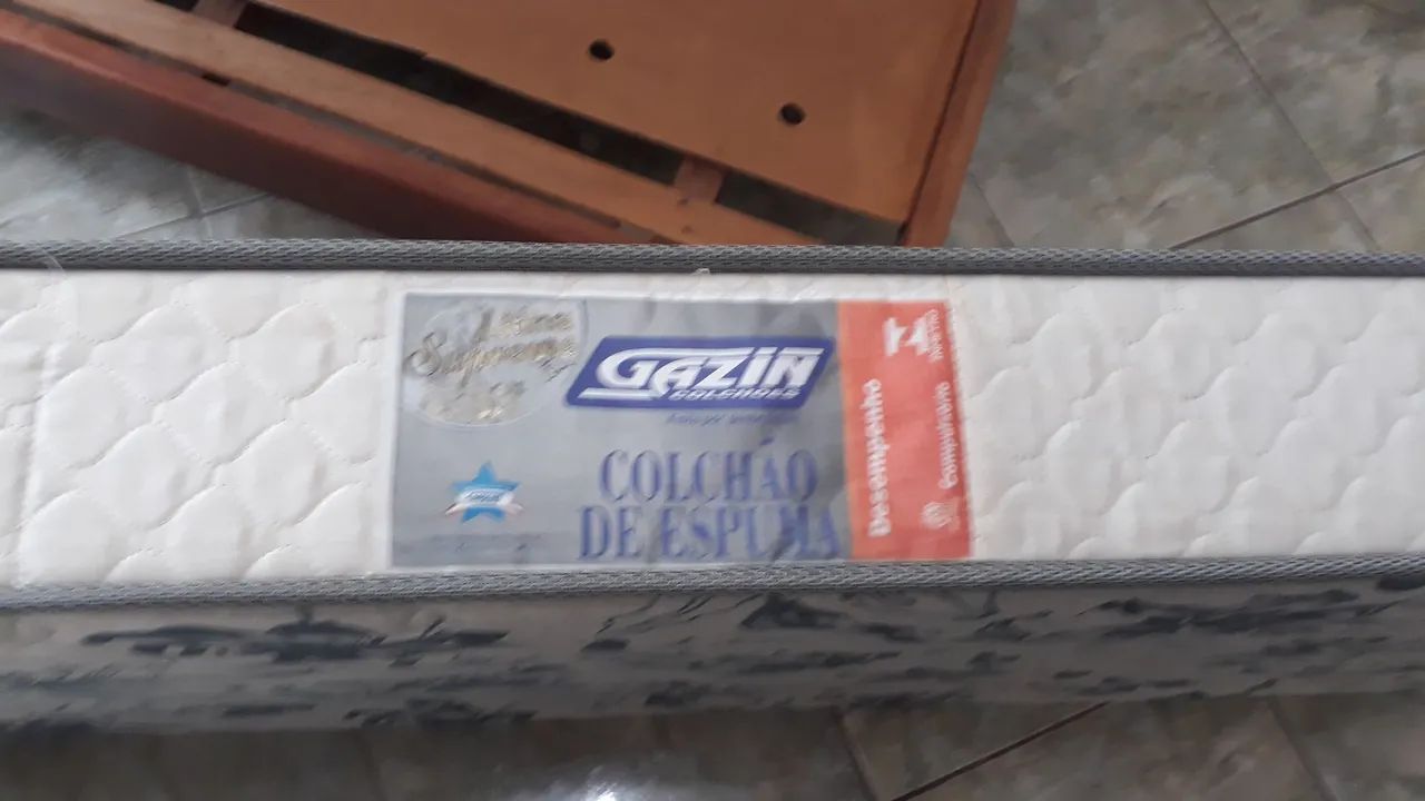 Vendo uma cama de solteiro em madeira com colchão  - Foto 2