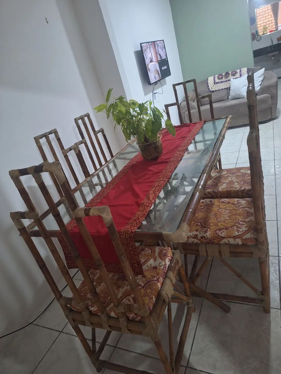 Mesa de bambu com vidro e 6 cadeiras de bambu