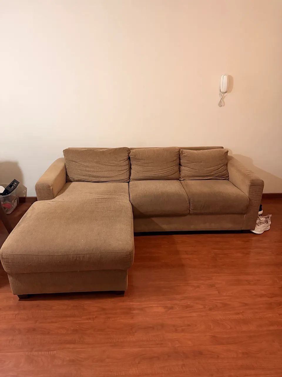 Sofá 3 Lugares com Chaise Fixa Bege