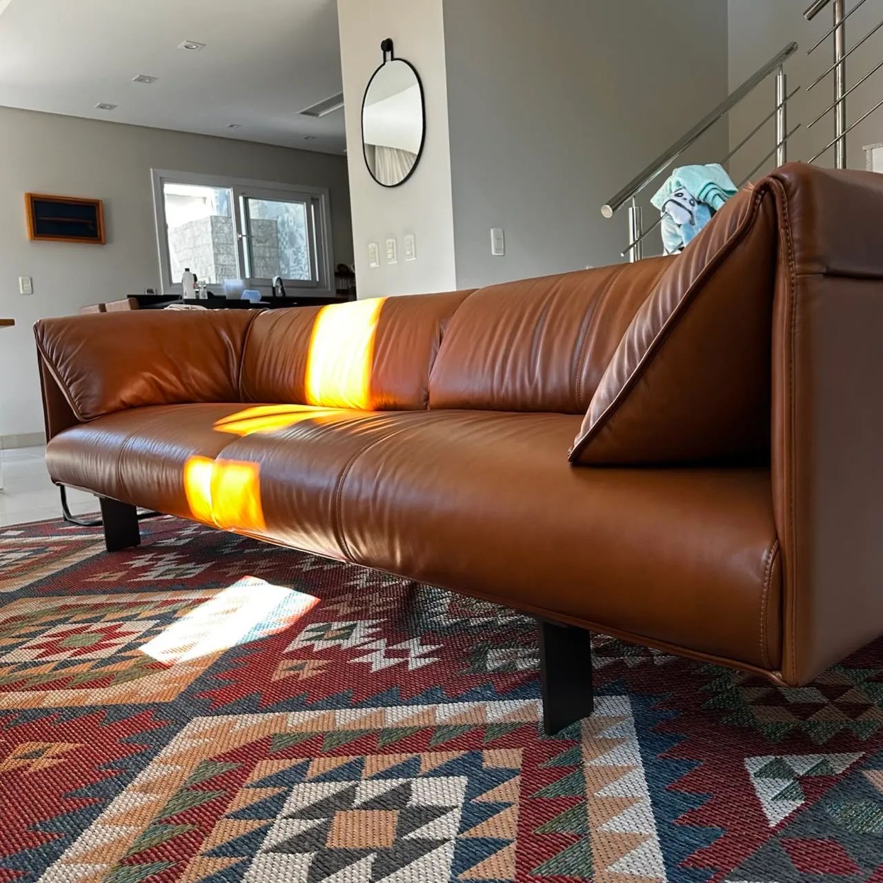 Vendo Sofá em Couro Legítimo - 4 lugares - Foto 4