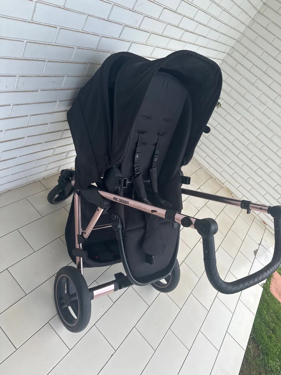 Carrinho de bebê usado rosa