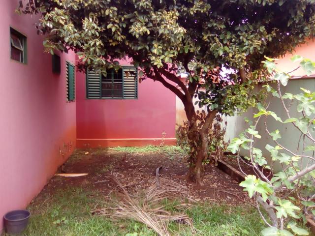 Casa com amplo quintal e ótima localização - Foto 7
