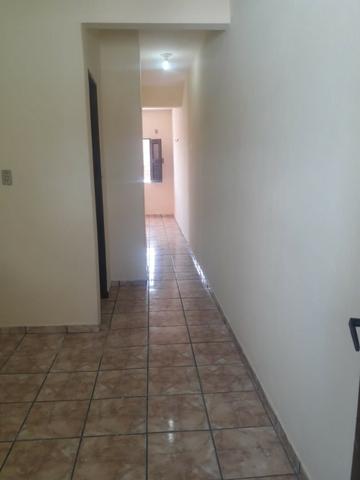 Alugo apto grande de 01 quarto com área de serviço/ 1ºandar-Conj:Araturi novo - Foto 4