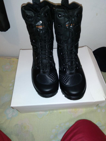 Vendo Bota muito nova na caixa