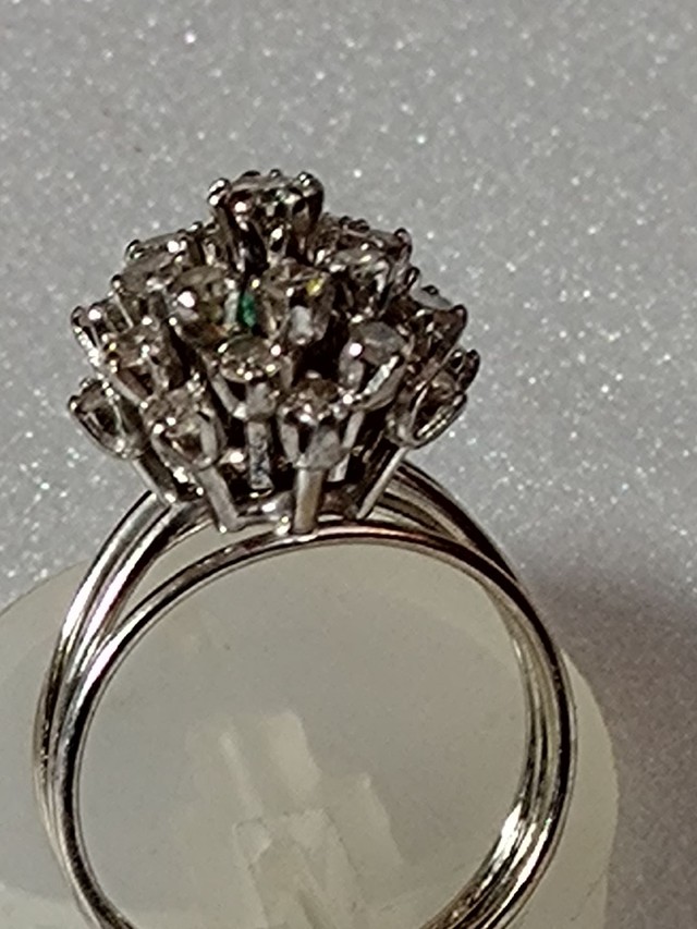 Anel em ouro branco modelo chuveiro pavê de 16 pedras 