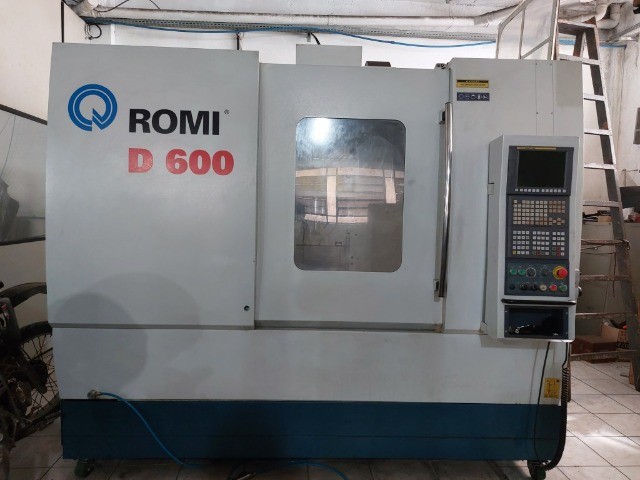 Centro de usinagem vertical Romi D-600 com 4° eixo