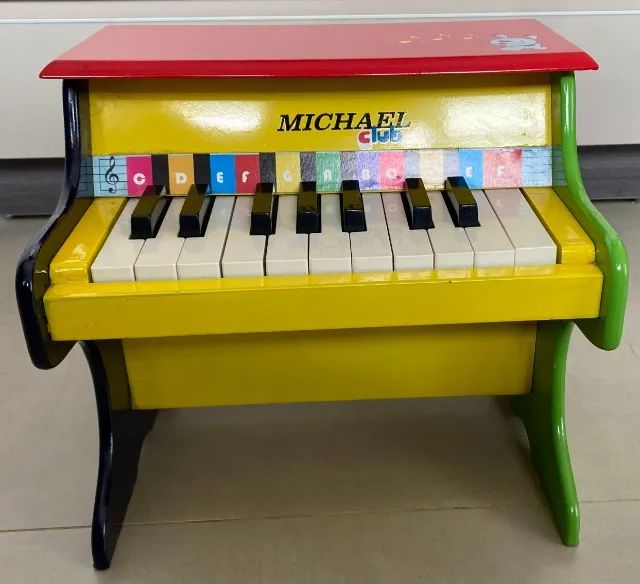 Piano infantil de madeira 