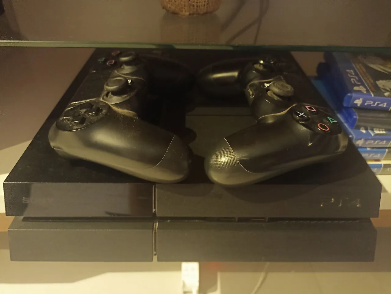 Playstation 4 - 500 GB + 2 Controles + 5 jogos