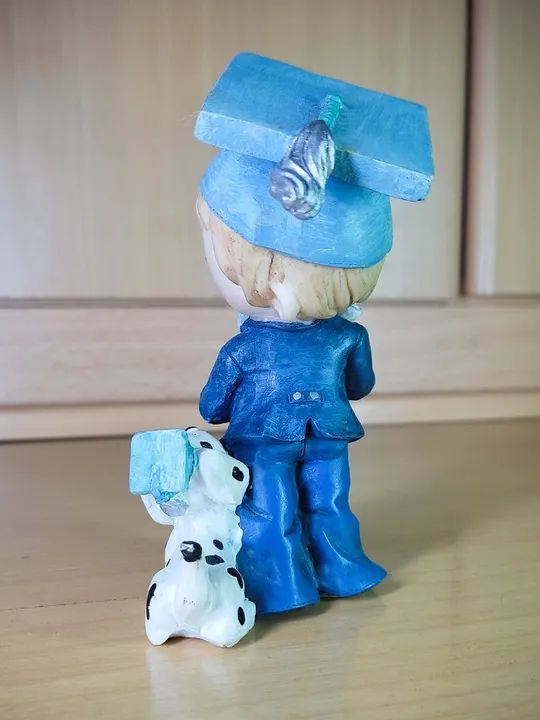 Universitário com Diploma, Beca e Cachorro - Enfeite Boneco de Resina - Foto 2