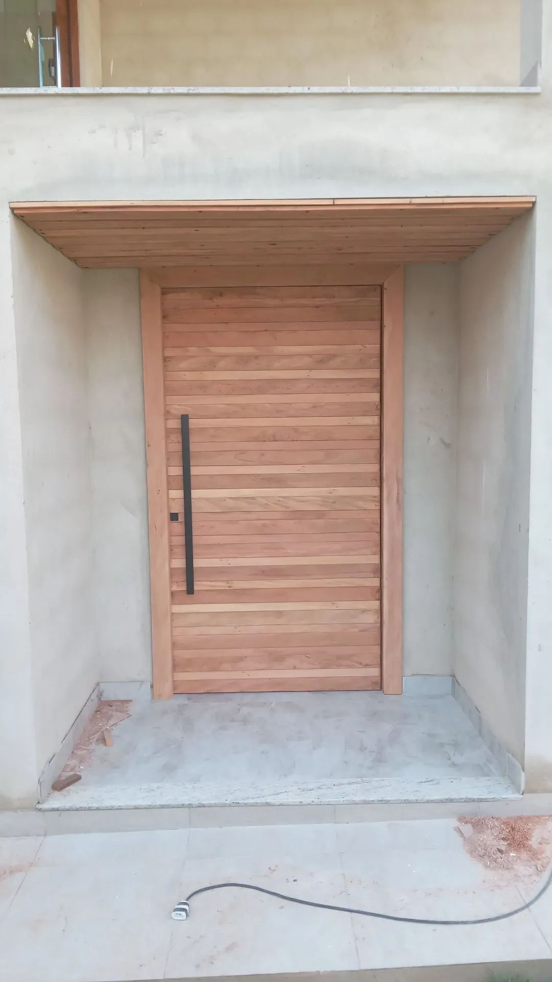 Porta pivotante em madeira de demolição completa e instalada