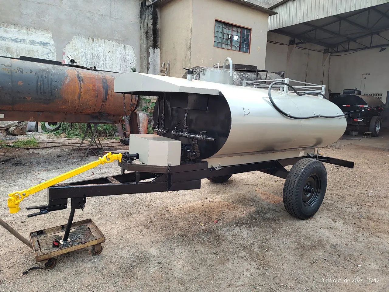 Espargidor de asfalto rebocavel