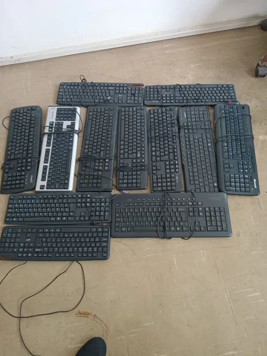 TECLADOS lote com 12 .