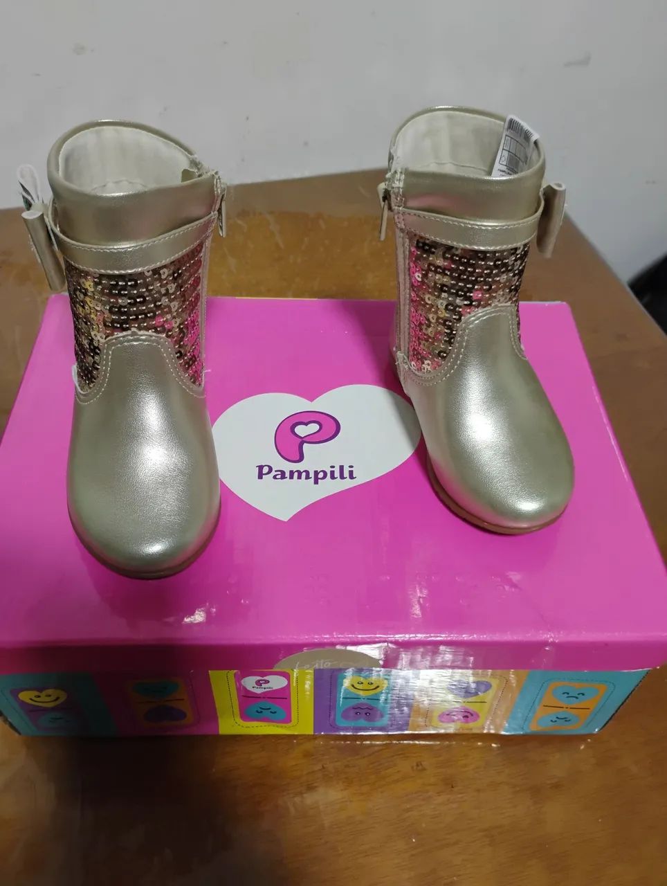 Botas infantis douradas com brilho e laço - Foto 4