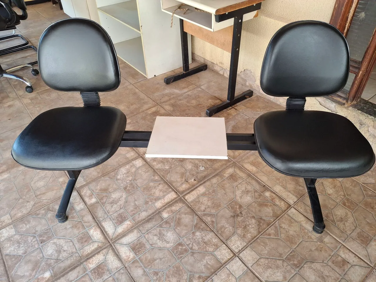 Conjunto de cadeiras para recepção com apoio