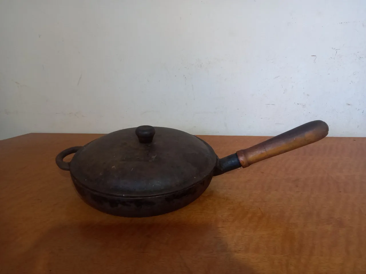 Panela de ferro com tampa e cabo de madeira - Vintage