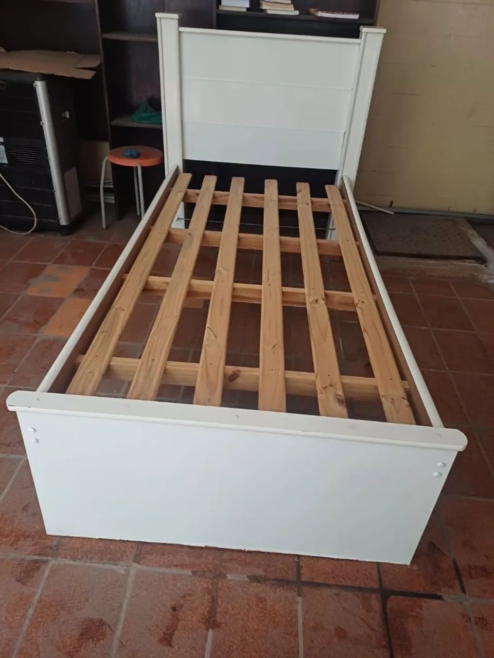 Cama de Solteiro em Madeira e MDF - Estrutura Firme e Moderna 
