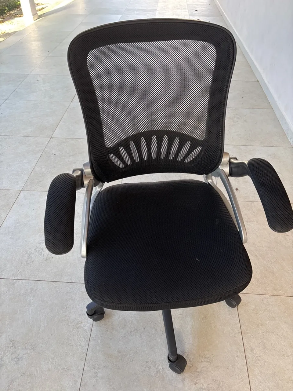 Cadeira de escritório ergonômica preta