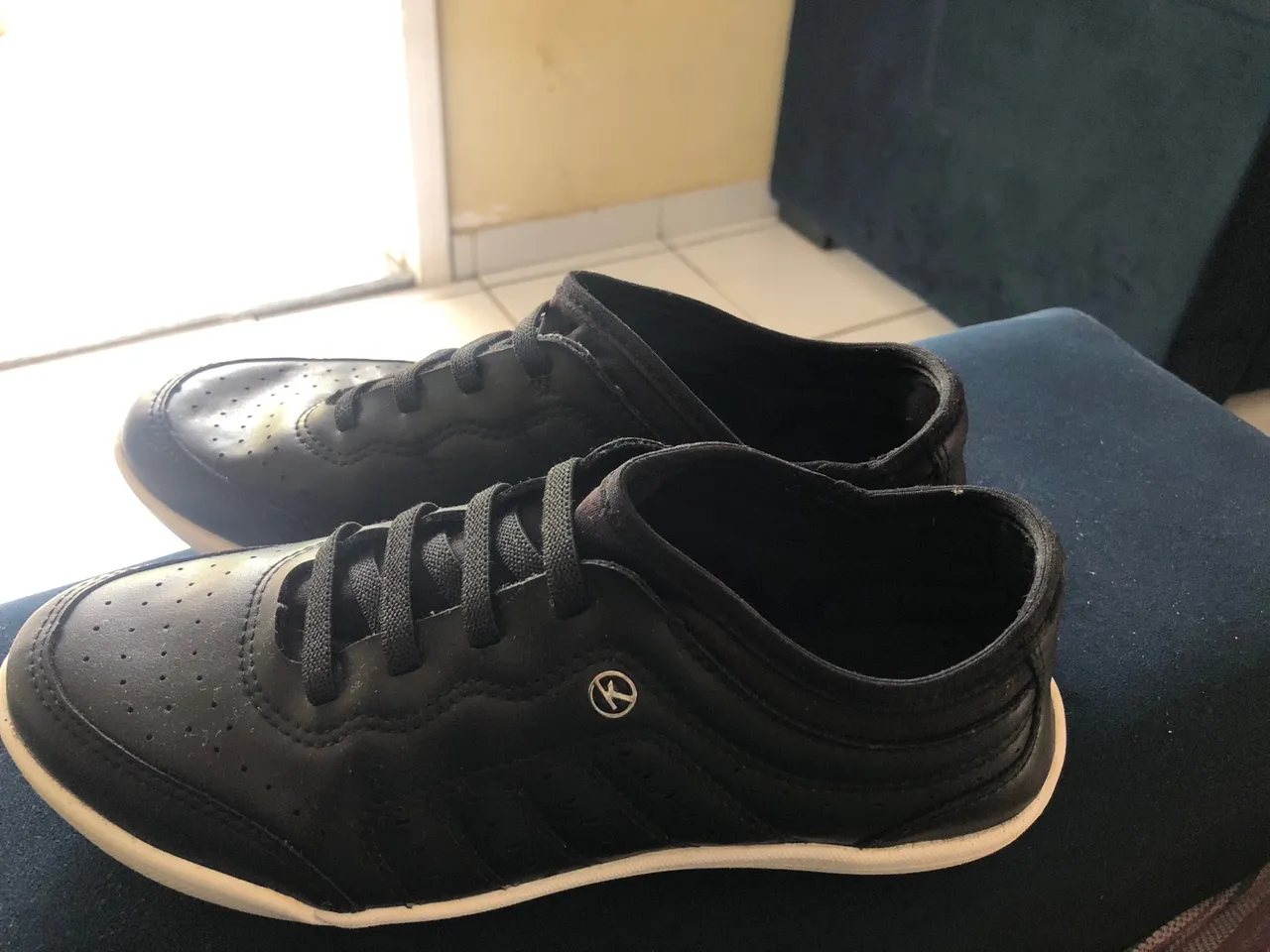 Tênis preto casual com detalhes