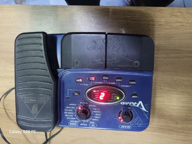 Pedaleira Behringer XV- Amp