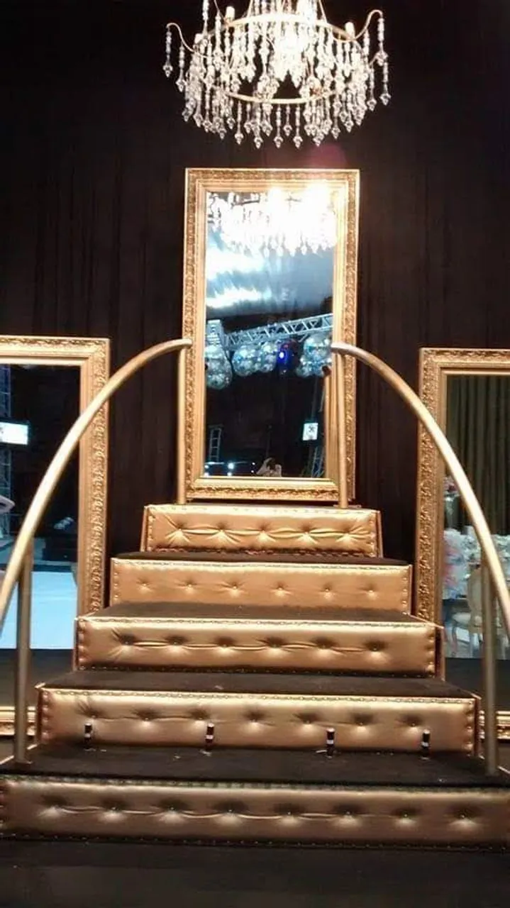 ESCADARIA LUXUOSA COM ACABAMENTO EM COURINO E ESPELHOS