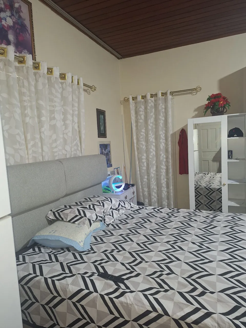ALUGA-SE APARTAMENTO MOBILIADO