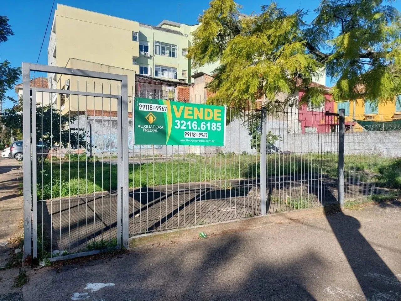 ÓTIMO TERRENO DE ESQUINA, PLANO, CERCADO, PERFEITO PARA COMÉRCIO