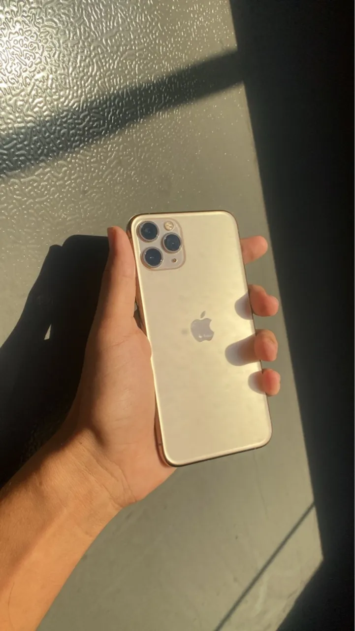 iPhone 11 Pro Dourado - 3 Câmeras e Design Premium
