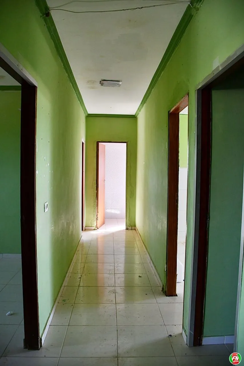 Casa grande com vários cômodos 