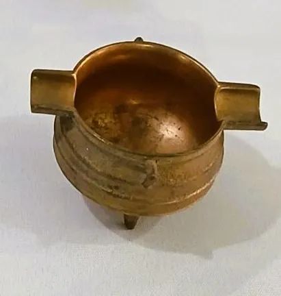 Par de antigos cinzeiros em bronze maciço dourado no formato caldeirão de bruxa   - Foto 5