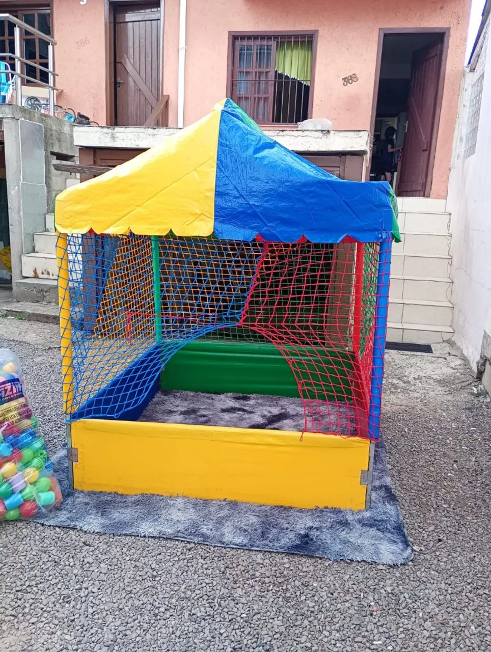 Piscina de bolinha usada em perfeitas condições mais quase duas mil bolinhas