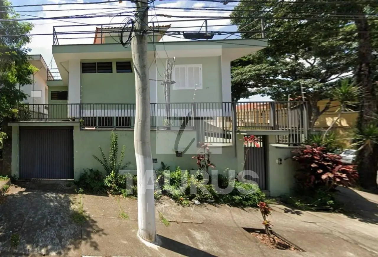 Sobrado para alugar ou comprar com 3 quartos em Moema, São Paulo-SP.