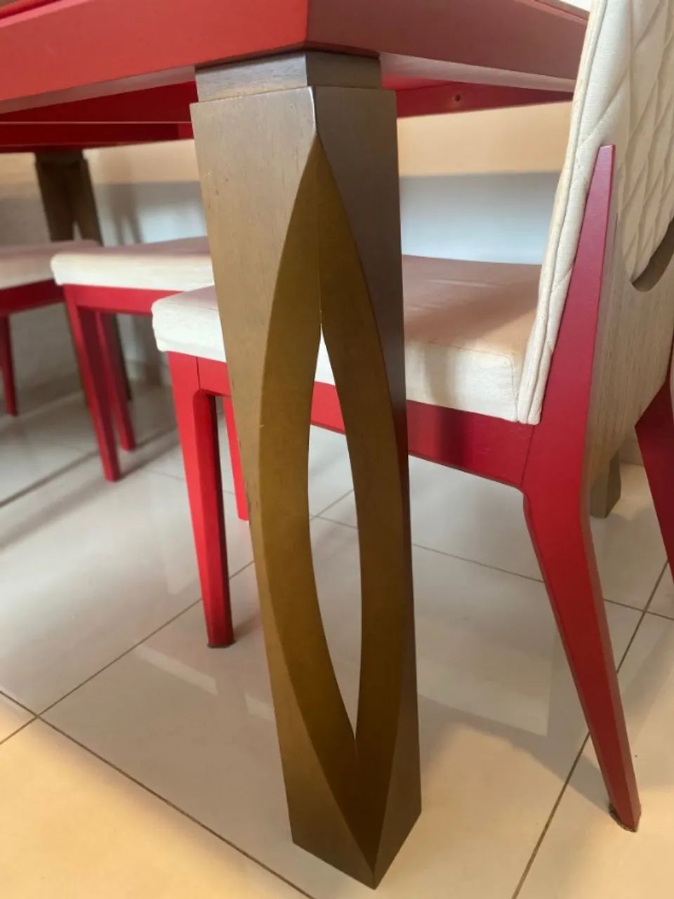 Mesa de Jantar Retangular para 6 lugares vermelha usada com 4 cadeiras - Foto 2