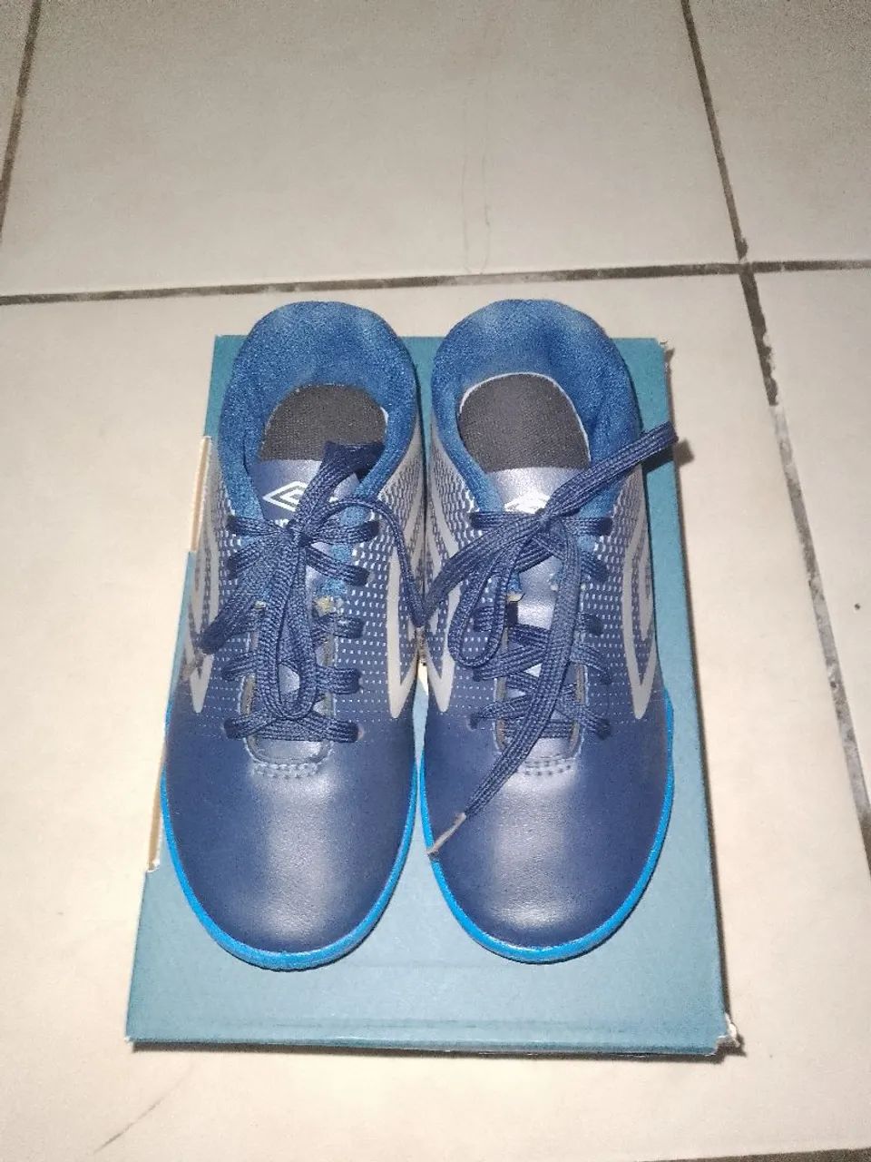 Vendo chuteira da umbro tamanho 32 - Foto 3