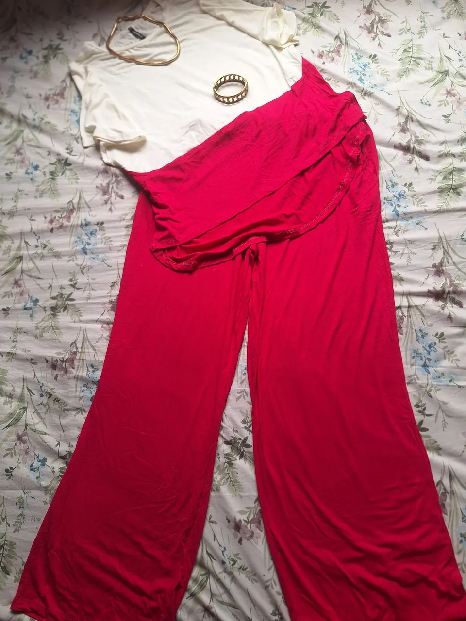 Conjunto de top branco e calça pantalona rosa