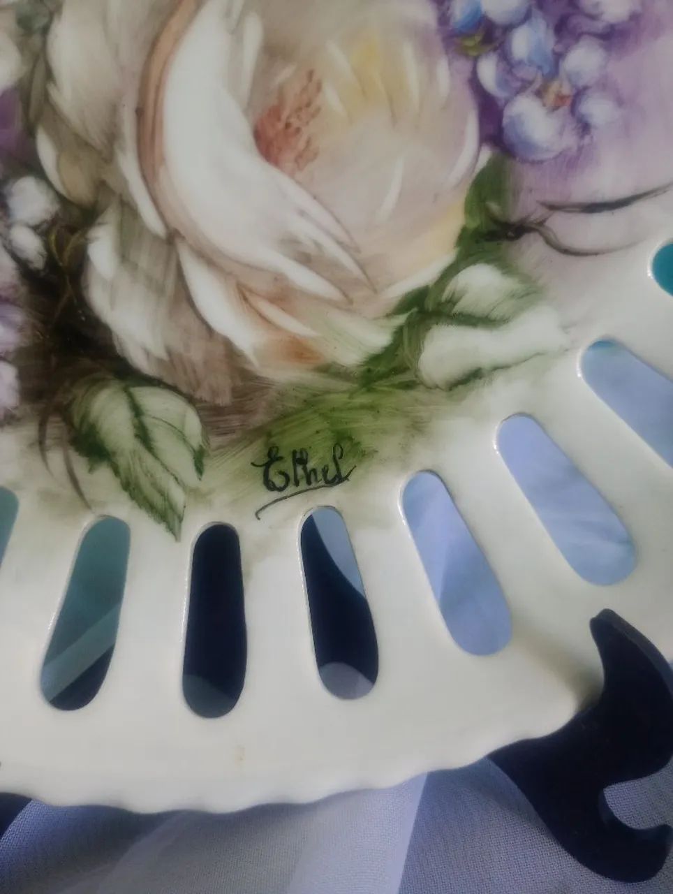 Prato de porcelana pintado a mão com rosas e violetas <br><br>19 cm<br> - Foto 4