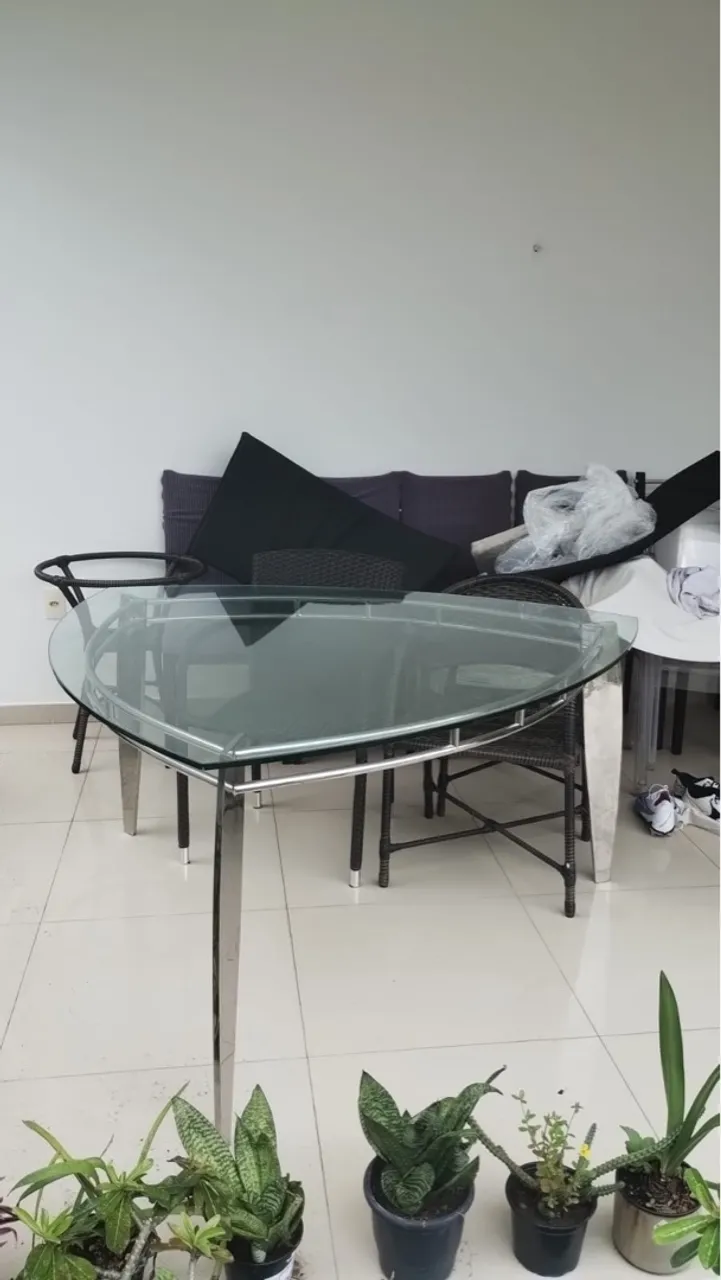 Mesa triangular de vidro
