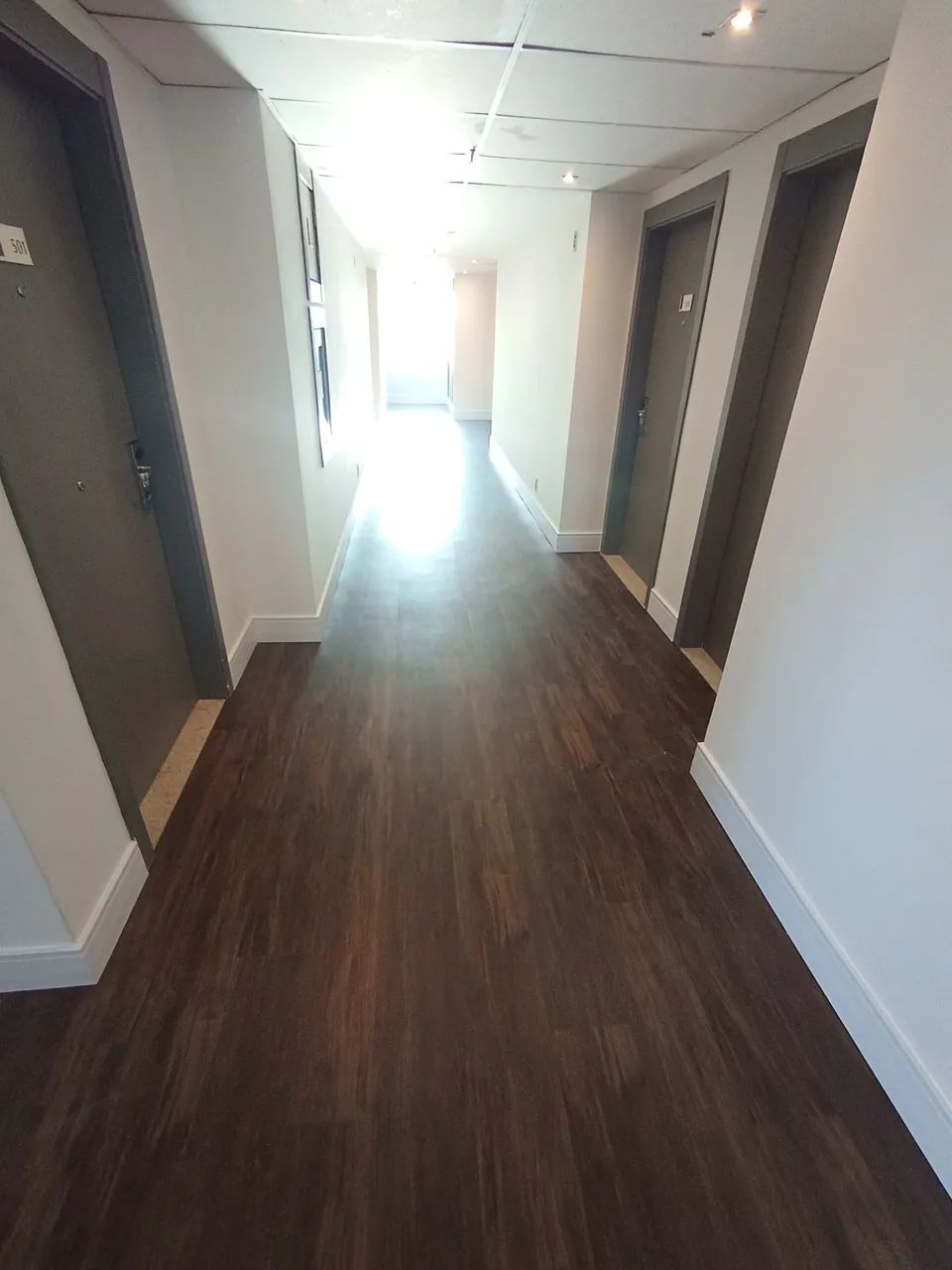 Pisos Laminados e Vinílicos Instalados com Preço Baixo! - Foto 2