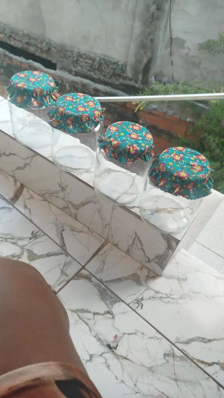 4 potes de vidro com tampa de tecido floral - Foto 6